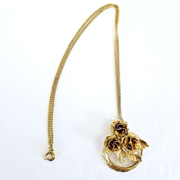 Vintage Mid Century Gold Tone Textured Flower Rose Wreath Pendant Chain Necklace - Picture 1 of 9